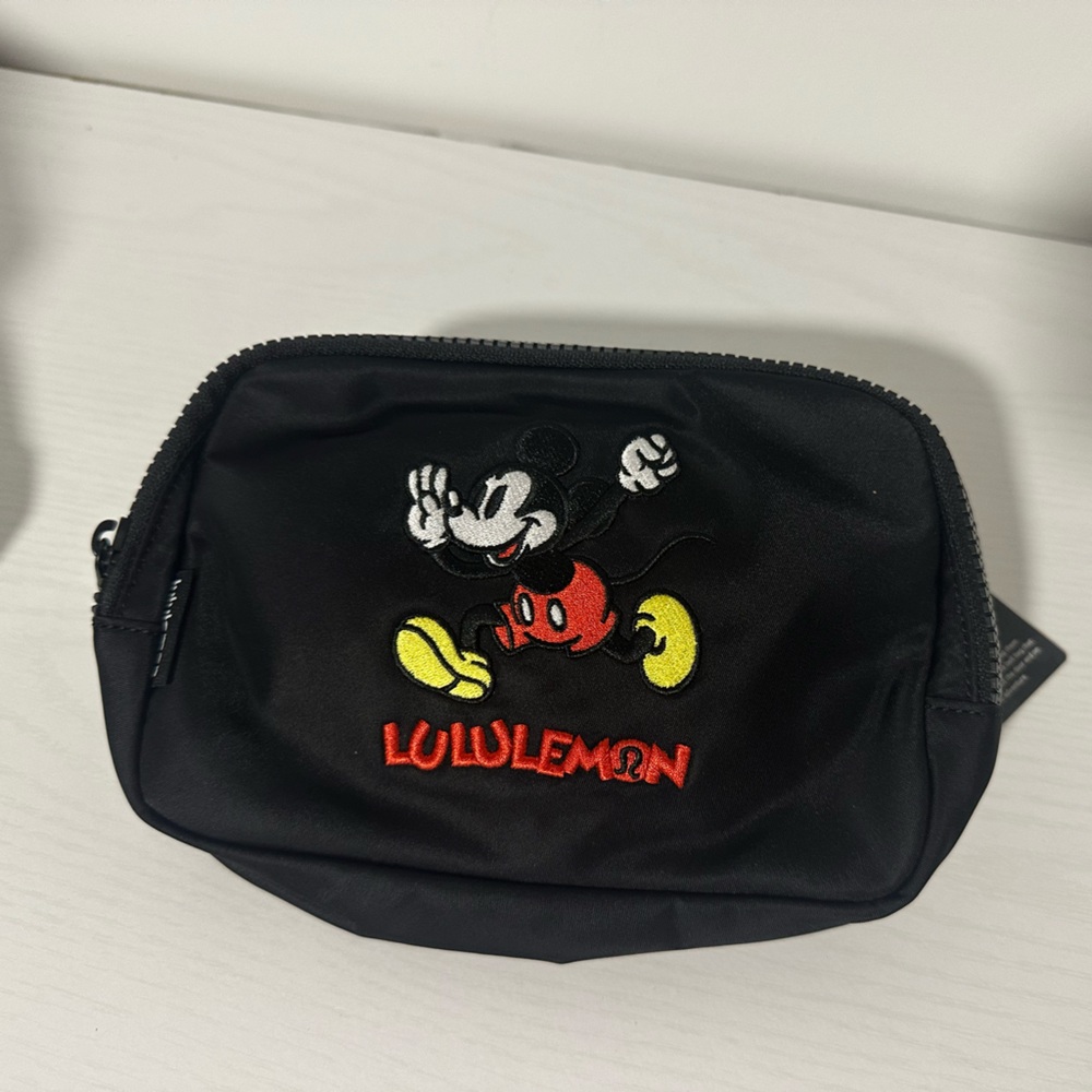New Disney x lululemon athletica Everywhere Belt Bag Mickey Mouse in Motion
